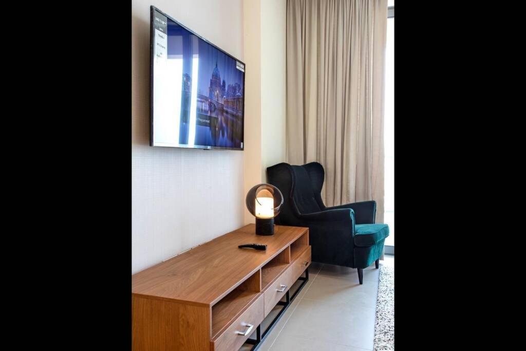 A Luxury Aprt 2 Bedrooms Balcony With Wonderful View Mall Access Hi Speed Wifi Beach Access & Much More For Family Only Samaheej Dış mekan fotoğraf