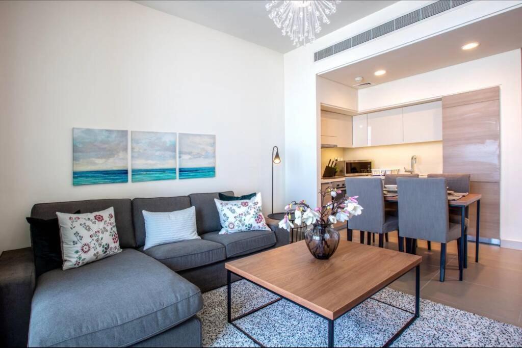 A Luxury Aprt 2 Bedrooms Balcony With Wonderful View Mall Access Hi Speed Wifi Beach Access & Much More For Family Only Samaheej Dış mekan fotoğraf